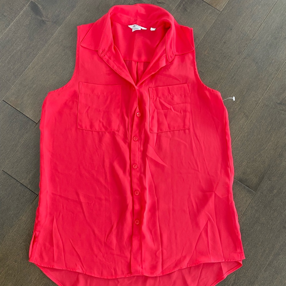 Reitman’s pink sleeveless button up blouse